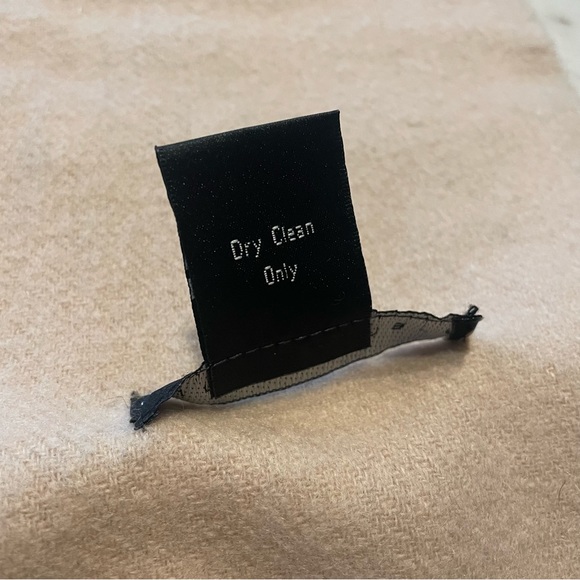 Tan pure cashmere scarf with fringe. - Picture 3 of 3